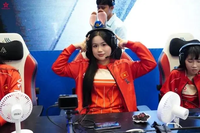 Đỗ Kỳ Duyên (Celine) thi đấu cho đội Liên Quân nữ Việt Nam tại SEA Games 33 — đội đối thủ của Thái Lan trong trận xảy ra sự việc.